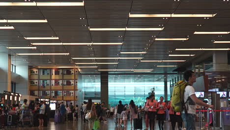Singapur-–-Ca.-Zeitraffervideo-Eines-überfüllten-Flughafens-In-Singapur-Mit-Menschen,-Die-Sich-Um-Den-Schalter-Herum-Bewegen