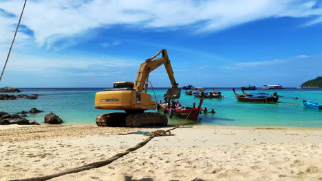 Una-Excavadora-Trabajando-Con-Hombres-En-La-Playa-De-Koh-Lipe-Tailandia