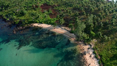 Luftaufnahmen-Von-Drohnen,-Die-über-Einen-Paradiesischen-Strand-Auf-Einer-Insel-In-Kambodscha-Fliegen