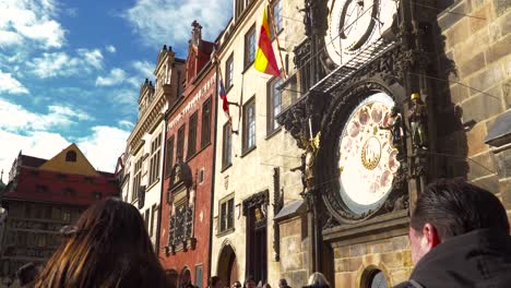 Turistas-Mirando-La-Torre-Del-Reloj-De-Praga-En-Un-Día-Soleado