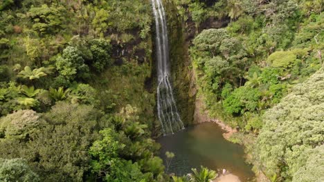 Aerial-Pull-Out-of-Kitekite-Falls,-New-Zealand