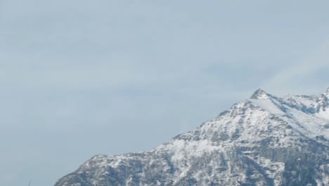 Schwenk-über-Verschneite-Alpenberge