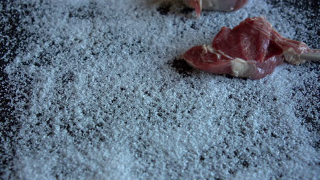 Trockenreifungsfleisch,-Koch-Bereitet-Lammkoteletts-Für-Die-Trockenreifung-Zu,-Salzprozess