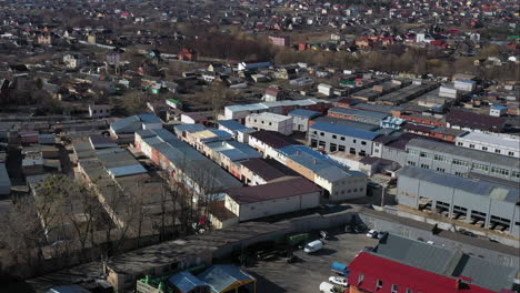 Die-Dächer-Von-Lagerhäusern-Am-Stadtrand-Von-Kiew-Mit-Drohne