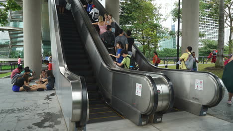 Singapur:-Alrededor-Del-Lapso-De-Tiempo-De-La-Plataforma-De-Aterrizaje-De-Una-Escalera-Mecánica-Hacia-Arriba-Y-Hacia-Abajo