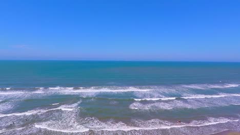 Vogelperspektive-Auf-Die-Küste-Von-Boca-Del-Rio-Beach,-Bild-Aus-Der-Höhe,-Wie-Der-Strand-Aussieht,-Mit-Ruhigen-Wellen-Und-Weißem-Sand,-Die-Schirme-Begleiten-Das-Kommen-Und-Gehen-Des-Meeres