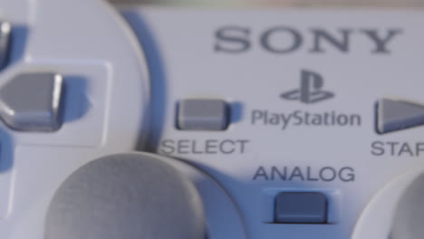 Botones-En-El-Controlador-De-Playstation-Vintage-En-Luz-Azul-Deslizarse-Hacia-La-Derecha