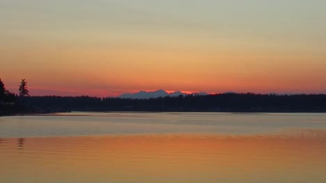 Zeitraffer-Und-Verkleinerung-Des-Sonnenuntergangs-über-Den-Olympischen-Bergen,-Gesehen-Von-Fox-Island,-Puget-Sound,-Washington-State