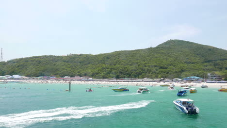 Pattaya-Thailand---Circa-Boats-gathering-on-a-beach-at-Koh-Larn-Island,-Pattaya-in-the-Gulf-of-Thailand