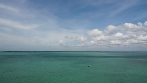 Barco-De-Pesca-En-Medio-Del-Mar