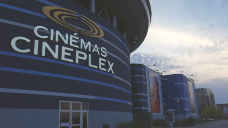 Leitartikel,-4K-Kino,-Cineplex,-Kino-Amphitheater
