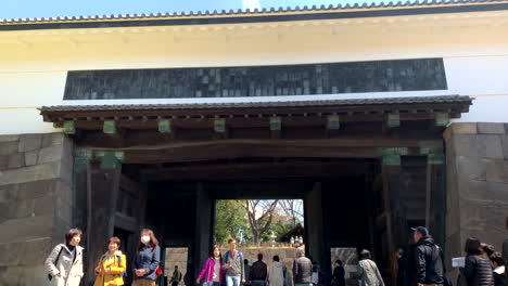 The-Imperial-Palace-entrance,-Chidorigafuchi-Park-with-tourists