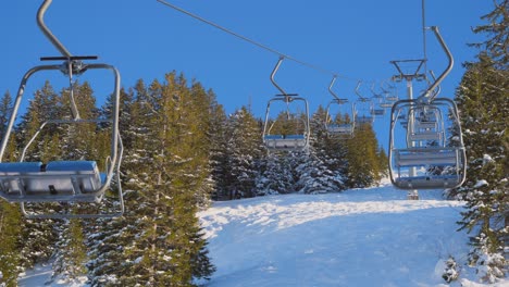 ski-area-in-the-Swiss-alps-with-people-and-chairlifts-in-the-winter-ski-area-of-Beckenried