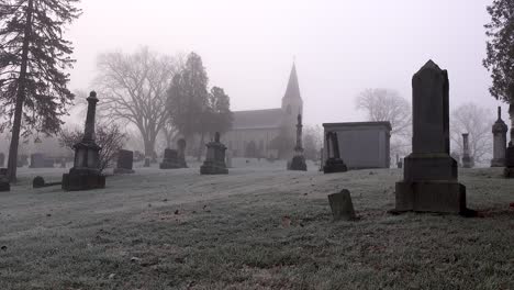 Gruseliger-Friedhof-Der-Alten-Kirche-An-Einem-Nebligen,-Frostigen-Morgen-4k
