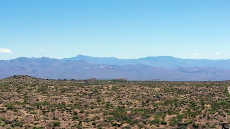 Luftschwenk-Von-Der-Fahrbahn,-Die-Zum-Ausgangspunkt-Des-Tom-Daumen-Wanderweges-In-Die-Offene-Wüste-Führt,-Scottsdale,-Arizona