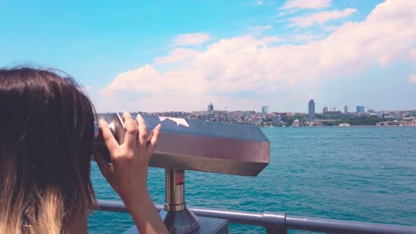 Schönes-Mädchen-Blickt-Durch-Ein-Sightseeing-Fernglas-Auf-Den-Bosporus,-Ein-Beliebtes-Reiseziel-In-Üsküdar,-Istanbul,-Türkei