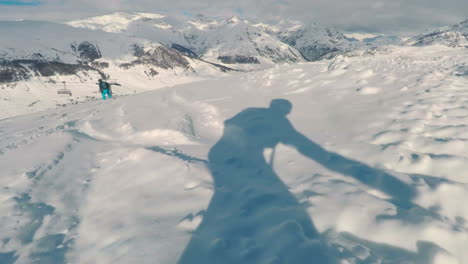 Cardán-De-Snowboard-Rápido-En-Livigno,-Alpes-Italianos