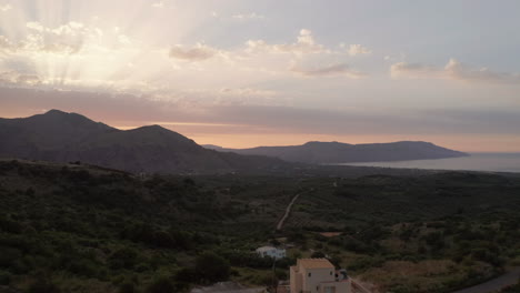 Luftaufnahmen-Von-Landschaft-Und-Bergen-Auf-Kreta,-Griechenland-Bei-Sonnenuntergang-Mit-Sonneneruptionen-Und-Warmen-Farben