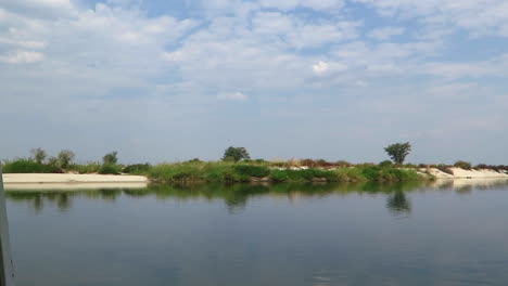 Un-Crucero-Por-La-Tarde-En-El-Poderoso-Río-Zambezi-A-Lo-Largo-Del-Lado-De-Nambia-Con-Vista-A-Zambia