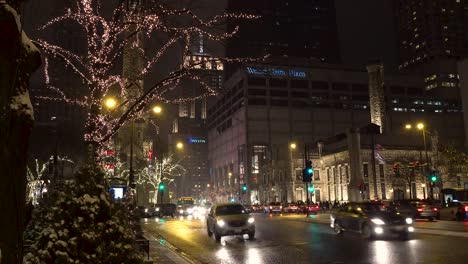 Hyperlapse-Von-Autos-Und-Menschen-Auf-Der-Stadtstraße-In-Der-Nacht-Im-Winter,-Chicago,-Herrliche-Meile-Zu-Weihnachten,-4K