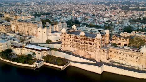 Toma-Panorámica-Aérea-Cinematográfica-Del-Palacio-De-La-Ciudad-De-Udaipur,-Rajasthan,-India