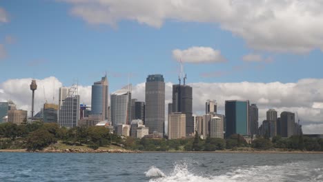 Weitwinkelaufnahme-Der-Skyline-Von-Sydney-CBD-Vom-Hafen-Aus-Auf-Einem-Boot