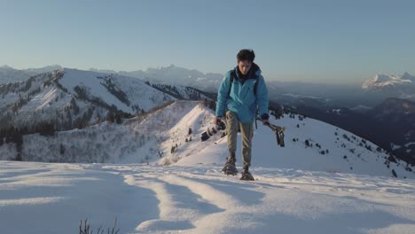 Junger-Mann-Beim-Schneeschuhwandern-In-Den-Bergen