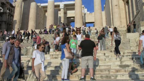 Turistas-Frente-A-La-Acrópolis-Ateniense-Propilea-A-La-Entrada-De-La-Acrópolis-De-Atenas