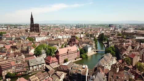 Luftaufnahme-Von-Petit-France,-Mit-Der-Notre-Dame-Im-Hintergrund,-Straßburg,-Frankreich,-Europa