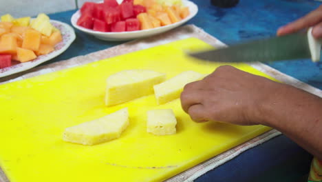 Nahaufnahme-Eines-Messers,-Das-Ananas-Schneidet,-Während-Es-Fruchtsmoothies-In-Punta-Banco,-Costa-Rica,-Zubereitet