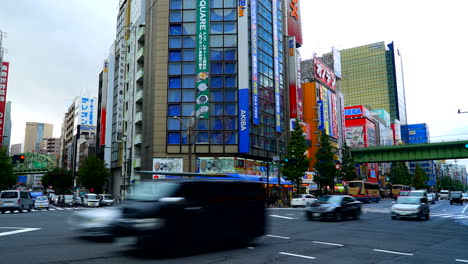 Tokio,-Japan-–-Circa-Zeitraffer-Der-Städtischen-Verkehrsbewegung-Während-Der-Hauptverkehrszeit-In-Einem-Gewerbegebiet