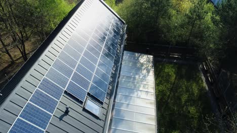 Umlauf-Um-Ein-Modernes-Haus-Mit-Sonnenkollektoren-Auf-Dem-Dach