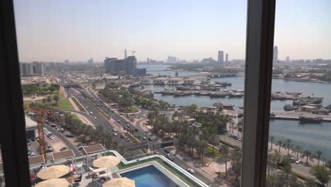 Movimiento-Lento-Del-Punto-De-Vista-De-La-Ventana-De-Un-Hotel-En-Dubai,-Emiratos-Árabes-Unidos