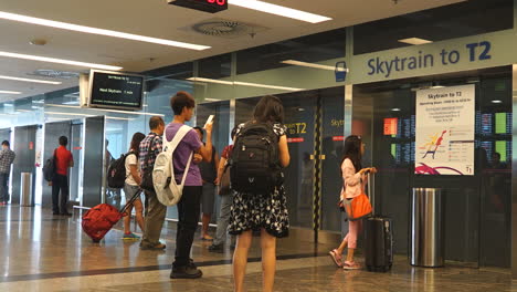 Changi,-Singapur,-Circa:-Los-Viajeros-Ocupados-Se-Apresuran-A-Pasar-El-Día-En-El-Aeropuerto-De-Singapur