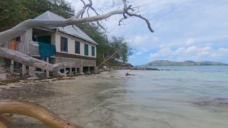 Wellen-Brechen-In-Die-Küste-Vor-Einem-Typischen-Fidschi-Häuschen