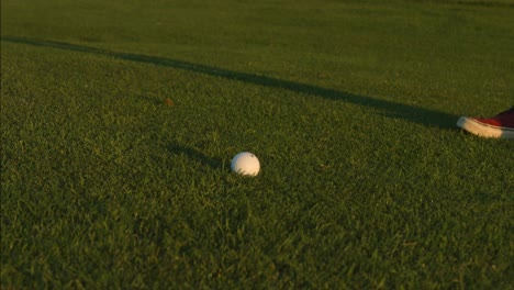 Un-Golfista-Alineando-Un-Tiro-Con-Una-Pelota-En-Un-Campo-De-Golf