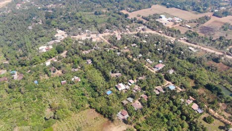 Vista-Aérea-De-Battambang-Camboya-En-Un-Día-Claro-Y-Seco-De-Verano-Que-Muestra-Casas-De-árboles-Y-Campos-Vacíos
