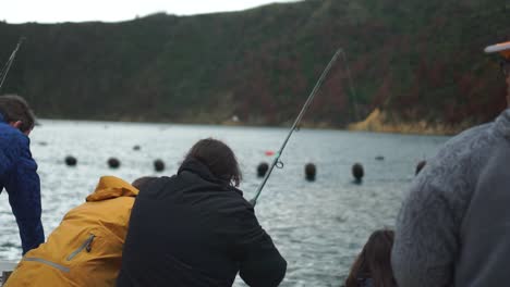 Pescador-En-Carretes-De-Barco-Y-Tira-De-Pescado