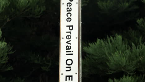 Möge-Frieden-Auf-Der-Erde-Herrschen-Vertikales-Schwarz-weißes-Zeichen