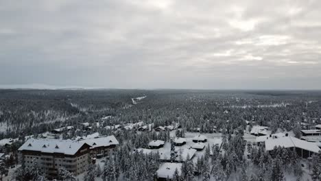 Vista-De-Drones-De-Un-Hotel-En-Saariselka,-Laponia,-Finlandia