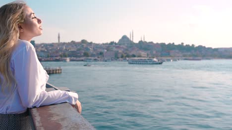 Ultra-Zeitlupe:-Schönes-Mädchen-Steht-über-Der-Galata-Brücke-Und-Genießt-Den-Blick-Auf-Den-Bosporus-In-Istanbul,-Türkei