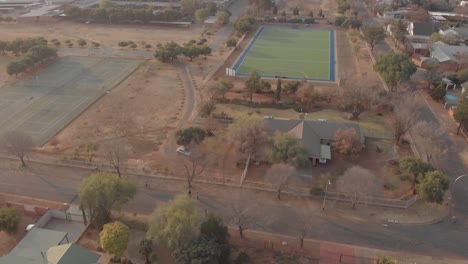 Luftaufnahme-über-Einer-Schule-Und-Einem-Hockeyplatz-In-Südafrika-Im-Winter