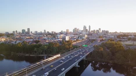 Seitwärtsbewegung-Aus-Der-Luft-über-Eine-Brücke,-Die-Zur-Stadt-Perth-Im-Westen-Australiens-Führt