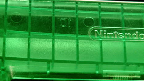 Parte-Superior-De-La-Consola-Nintendo-64-Verde-Con-El-Logotipo-Deslizado-Hacia-La-Derecha