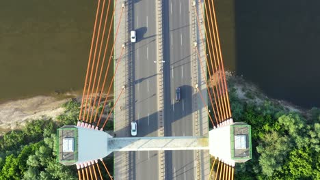 Auto-Bewegt-Sich-Auf-Moderner-Schrägseilbrücke-über-Das-Meer-In-Der-Luftaufnahme-Der-Entwickelten-Stadt