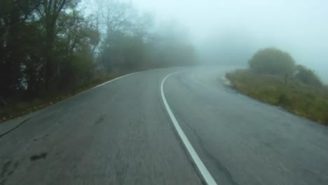 Car-travels-in-fog-and-rain