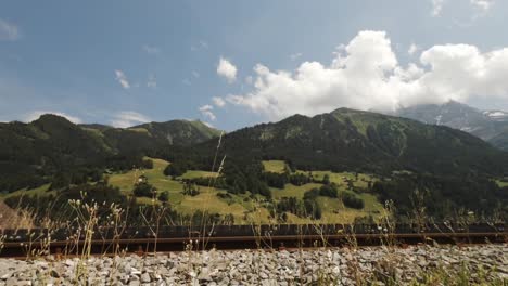 Tiro-Moviéndose-Sobre-La-Hierba-Para-Revelar-El-Verde-Paisaje-De-Montaña-Cerca-De-Val-D&#39;illiez,-Suiza