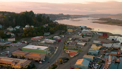 Luftaufnahmen-Von-Booten-Und-Lagerhäusern-In-Coos-Bay,-Oregon,-Drohnenaufnahmen-4K