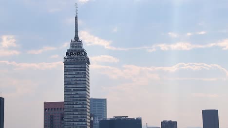 Torre-Latinoamericana-Cdmx,-Cielo-Azul