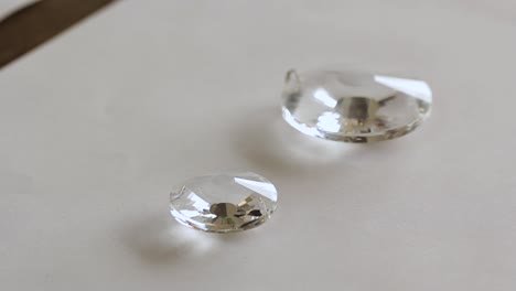 Nahaufnahme-Von-Perlen-Aus-Glaskristall-Auf-Weißem-Hintergrund---Transparente-Kristallbrechung